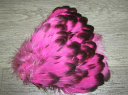 Перья курицы рябые Hen Feathers Barred Scapulars Black / Fl. Pink ( среднее перо )