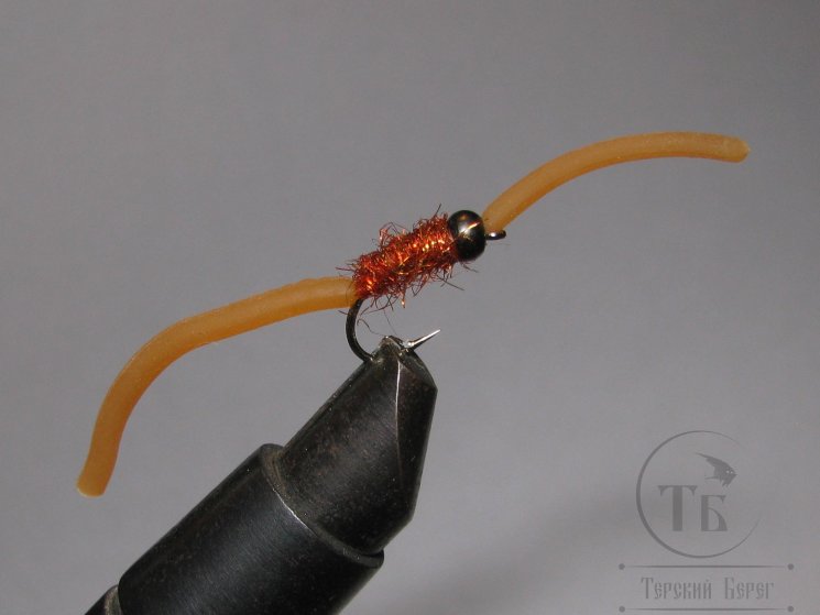 муха форелевая Sili Squirmy Wormy (8) Rusty Brown Black Head крючок scud  № 10 