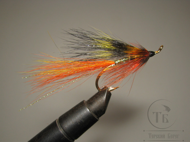 Муха лососевая на одинарном крючке ( 25 ) Cola Cascade Variant Kumho Salmon Gold № 1/0